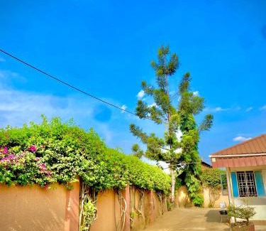 Entebbe House | Jacobin Guest House & Cottages