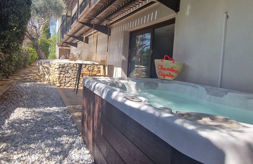 Allauch Apartment | Jacuzzi et Jardin Privé à Allauch Chambre Cigale