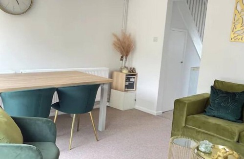 Arbury House | Jade 2Bed house sleeps 6, Dog Friendly, with garden and parking
