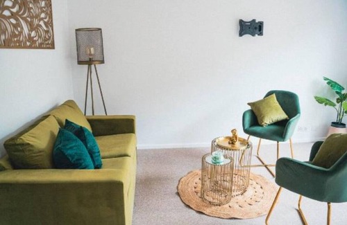 Arbury House | Jade 2Bed house sleeps 6, Dog Friendly, with garden and parking