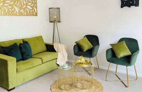 Arbury House | Jade 2Bed house sleeps 6, Dog Friendly, with garden and parking