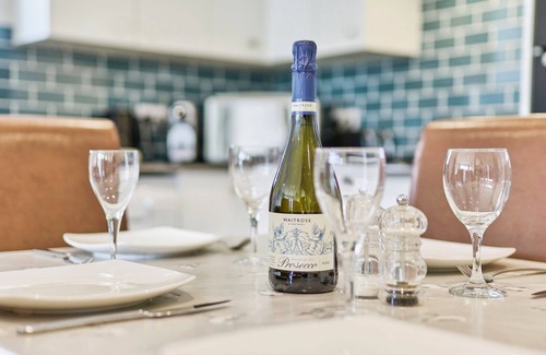 Yarmouth House | Jamestown 2 - a bungalow that sleeps 6 guests in 3 bedrooms