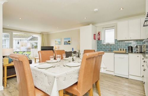 Yarmouth House | Jamestown 2 - a bungalow that sleeps 6 guests in 3 bedrooms