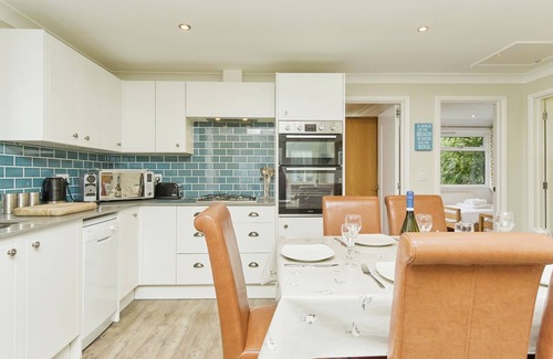 Yarmouth House | Jamestown 2 - a bungalow that sleeps 6 guests in 3 bedrooms