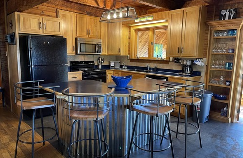 Primrose Cabin | Jaw Dropping View- Family/Couples/Group Getaway in the Heart of Red River Gorge!