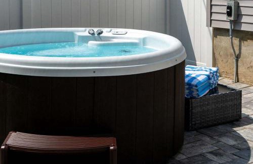 Western Gardens House | Jefferson & Grounds 3BR Steps from HWS and Hot Tub