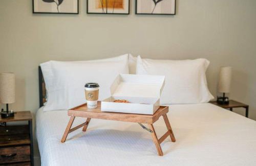 Western Gardens House | Jefferson & Grounds 3BR Steps from HWS and Hot Tub