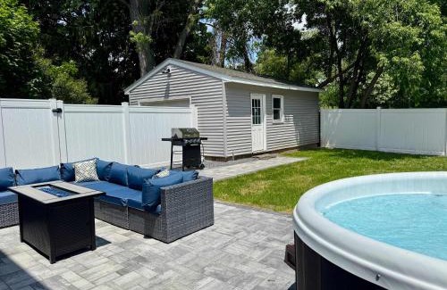 Western Gardens House | Jefferson & Grounds 3BR Steps from HWS and Hot Tub