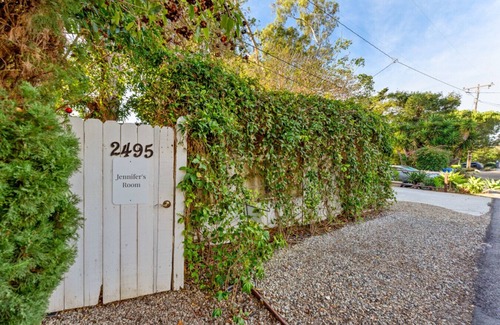 Santa Barbara Apartment | Jennifer`s Cottage Room (dog friendly)