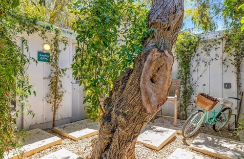 Santa Barbara Apartment | Jennifer`s Cottage Room (dog friendly)