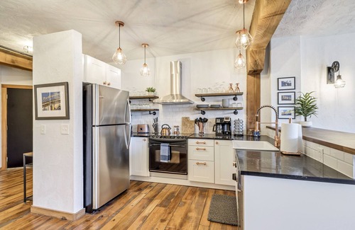 Rio Grande Condo | Jetted Tub - Industrial Condo in Downtown SLC!