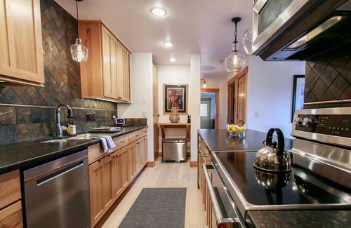 Teton Village Condo | JHRL - Teewinot B4, Updated, modern 2nd floor condo