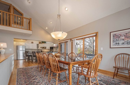 Crellin House | Johnny Appleseed | Lakefront + Pool Access