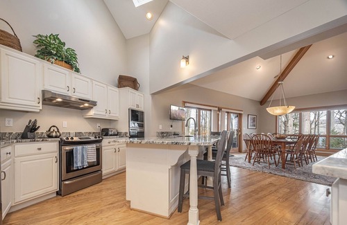 Crellin House | Johnny Appleseed | Lakefront + Pool Access