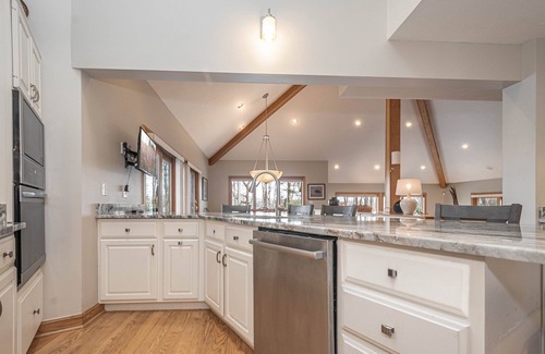 Crellin House | Johnny Appleseed | Lakefront + Pool Access