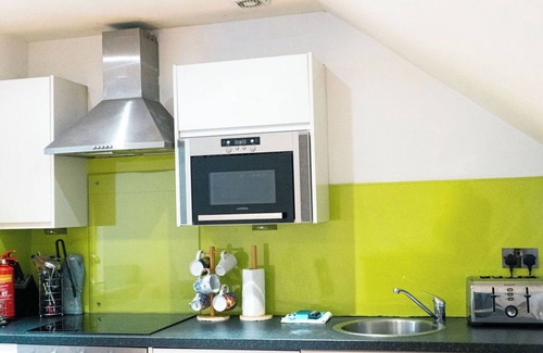 West End Apartment | JOIVY Adorable Flat Near Fountain Park W/Parking