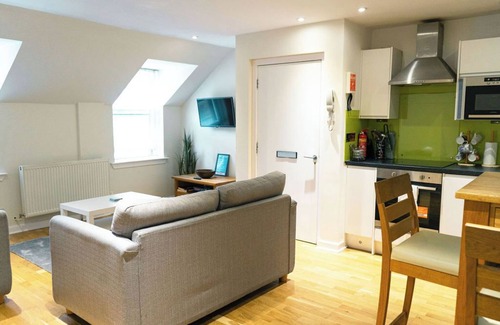 West End Apartment | JOIVY Adorable Flat Near Fountain Park W/Parking