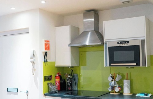 West End Apartment | JOIVY Adorable Flat Near Fountain Park W/Parking