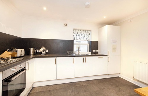 West End Apartment | JOIVY Gorgeous Flat Near Edinburgh Castle W/Parking