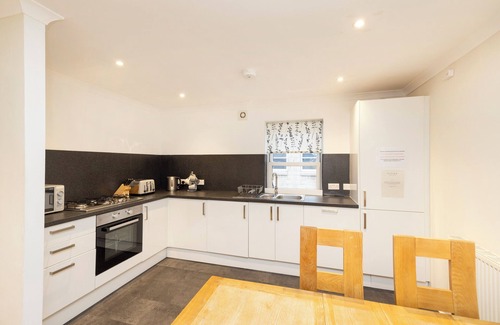 West End Apartment | JOIVY Gorgeous Flat Near Edinburgh Castle W/Parking