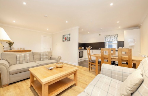 West End Apartment | JOIVY Gorgeous Flat Near Edinburgh Castle W/Parking