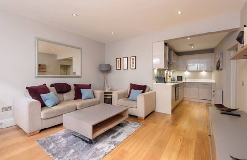 West End Apartment | JOIVY Super Central Luxury Edinburgh Apartment