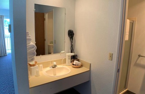 Gold Beach Hotel | Jot's Resort