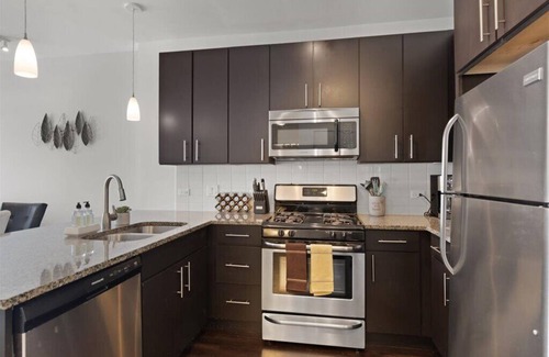 Evanston Apartment | "Joy of Evanston" 1BDR, KING EXEC Suite, pool+Gym