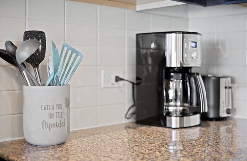 Evanston Apartment | "Joy of Evanston" 1BDR, KING EXEC Suite, pool+Gym