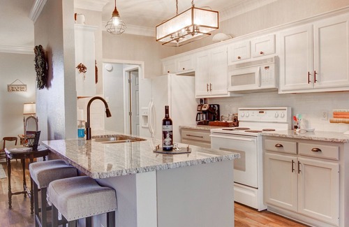 Woodway House | JoyHouse-Waco convenient to Baylor, Silos and great restaurants!