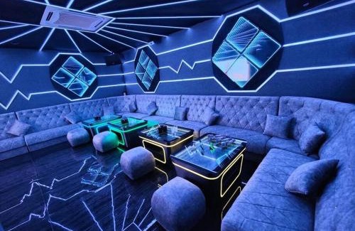 Taman Daya Villa | JPP l 角头间豪华私人KTV房120寸电视BBQ自动麻将机桌球PS4可以睡29个人5分钟Austin