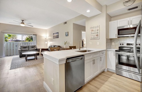 Bella Vista Condo | JupRent's - Beachy Keen - 2Bed/2Bath -Jupiter - Beach Pool Golf Fishing Biking