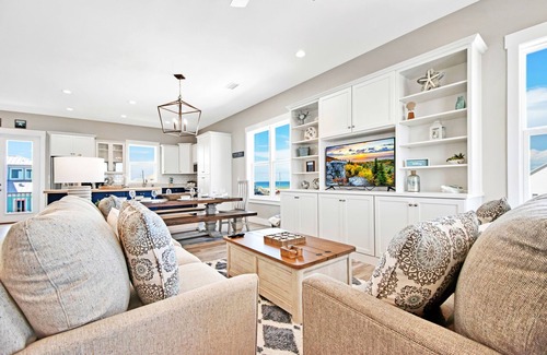 Navarre Beach House | Just Peachy-Private Custom Home w/Pool 2 Min Walk to the Beach!