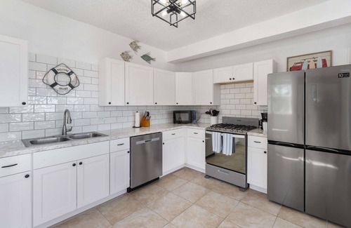 Estate Dorothea House | Justin's Paradise Retreat- 2 Bdrm-Sleeps 7