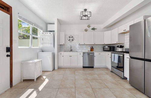 Estate Dorothea House | Justin's Paradise Retreat- 2 Bdrm-Sleeps 7