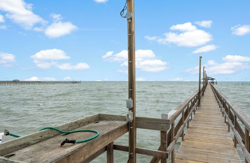 Sailhouse Condo | K's Coast Condo | Pet Friendly, Pool + Pier Access