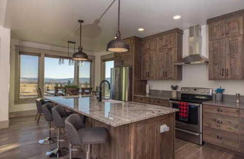 Star Valley Ranch House | KABINO NEW Huge Views Garage Gym Room Fishing Snowmobile