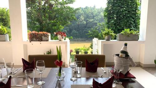 Tennekumbura Resort | Kandy Rivers Edge Nature Resort