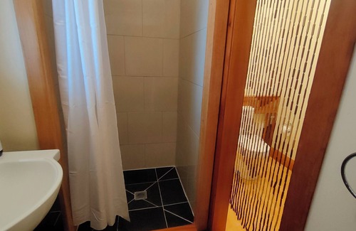 Karitane Apartment | Karitane Guesthouse in seaside village, close to beautiful river and beach.n