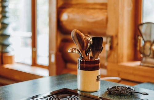 Lime Kiln House | Kayak on Lake Cavanaugh, HOT TUB, DOCK