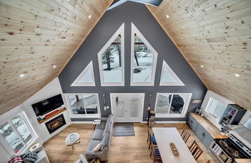 Fort Coulonge Ski Chalet | Kellys On The River Mansfield Quebec - 3 bedrooms with kayaks.