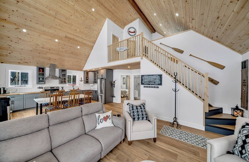 Fort Coulonge Ski Chalet | Kellys On The River Mansfield Quebec - 3 bedrooms with kayaks.