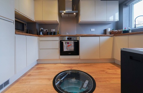 Kenilworth House | Kenilworth with Parking + 24hr Gym, Pets, Netflix