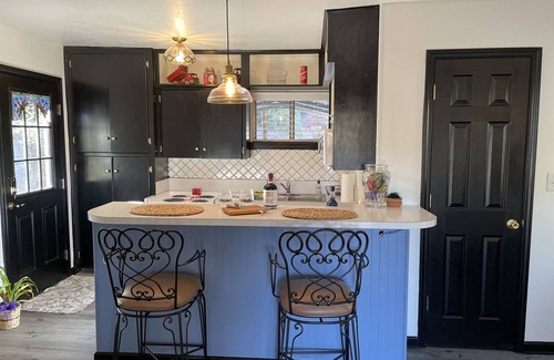 Kerrville Cabin | Kerrville Cottage minutes from the 10 Hwy. A perfect blend of city and country.