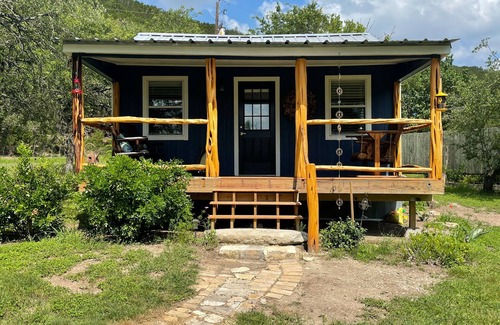 Kerrville Cabin | Kerrville Cottage minutes from the 10 Hwy. A perfect blend of city and country.
