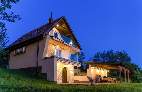 Nagybakonak House | KICIKLA Fire & Wine