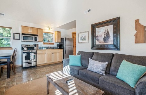 Dover House | Kick back and savor vacation time at "Five O'clock Somewhere"