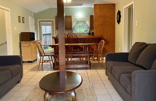 Leakey House | Kid Friendly, River house 65 yards to the Frio River