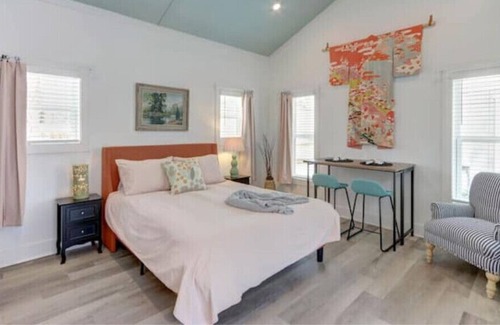 Thunderbolt Cottage | Kimono Cottage - Try on Tiny! 5 minutes to SAV