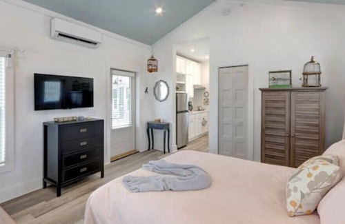 Thunderbolt Cottage | Kimono Cottage - Try on Tiny! 5 minutes to SAV